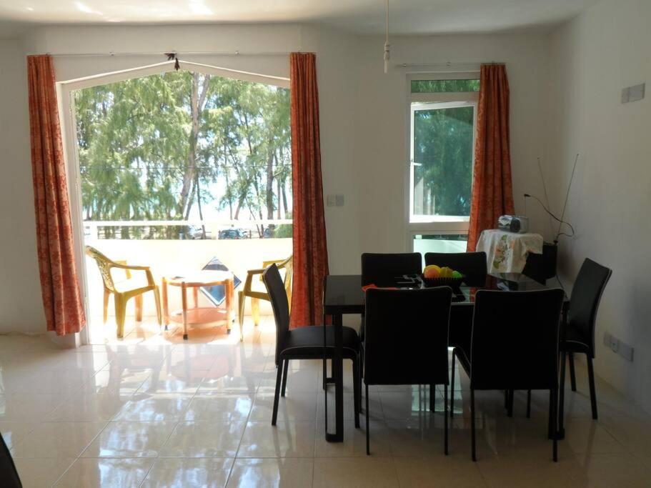 Sea Front 2 Bedrooms Apartment Flic en Flac Exterior photo
